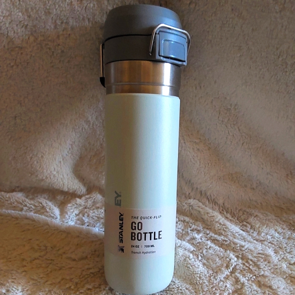 🌺 NWT Stanley Quick-Flip Go Bottle 24 oz.